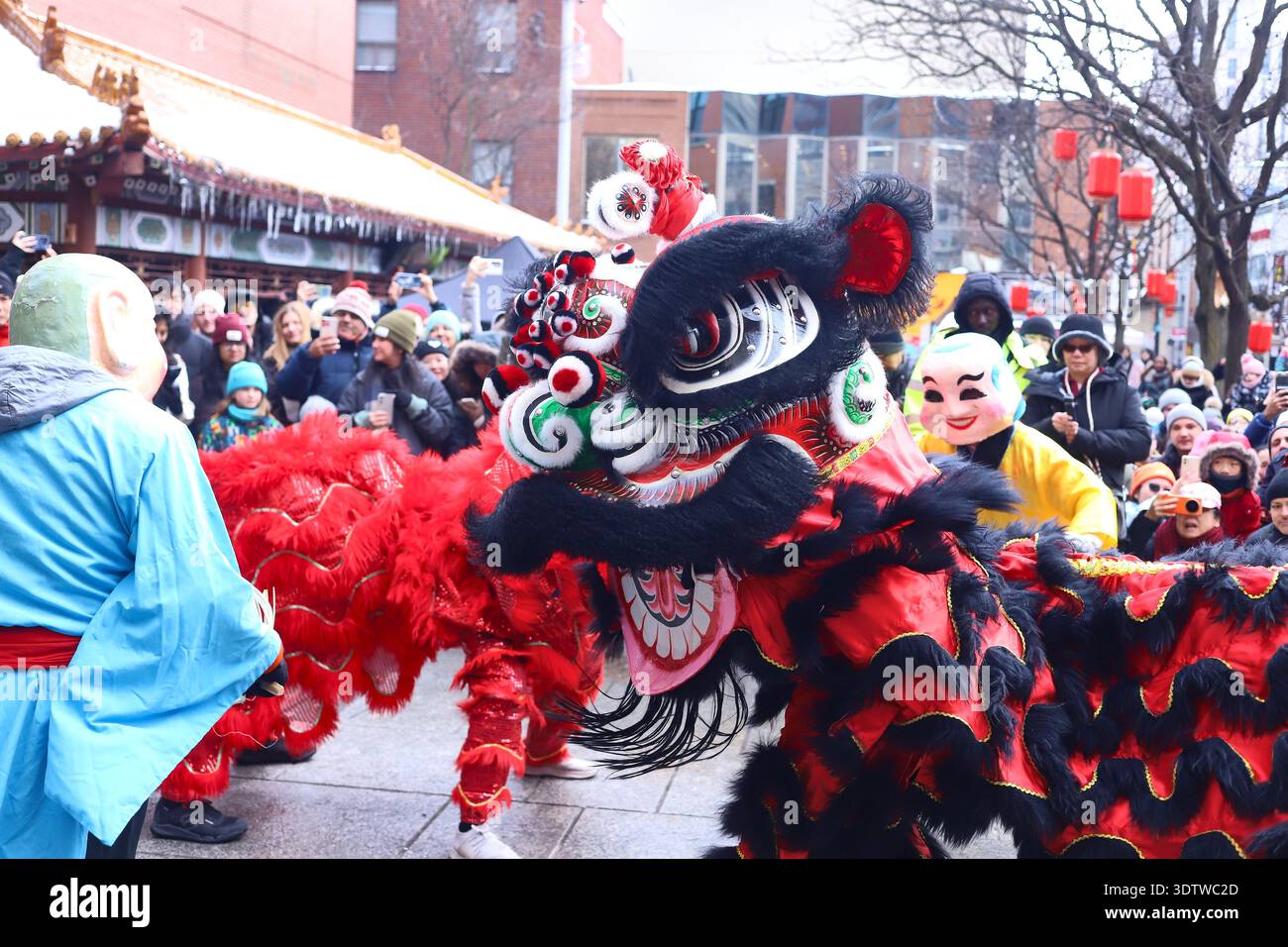 Montreal, Canada. 22 febbraio 2026. La comunità di immigrati cinesi a Montreal esegue la danza del leone e la benedizione delle imprese situate a Chinatown durante la fine delle celebrazioni per l'arrivo del Capodanno cinese 2026 corrispondente a Fire Horse. Il 22 febbraio 2026 a Montreal, Canada. (Foto di Horacio Zamora/ Eyepix Group/Sipa USA) credito: SIPA USA/Alamy Live News Foto Stock