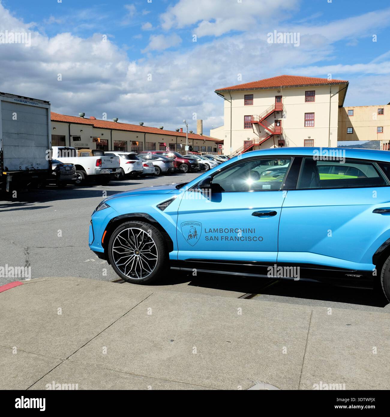 SUV di lusso Lamborghini Urus ad alte prestazioni presso il parcheggio di Fort Mason; concessionario Lamborghini di San Francisco, California, logo del marchio; colore blu Aegir metallizzato Foto Stock