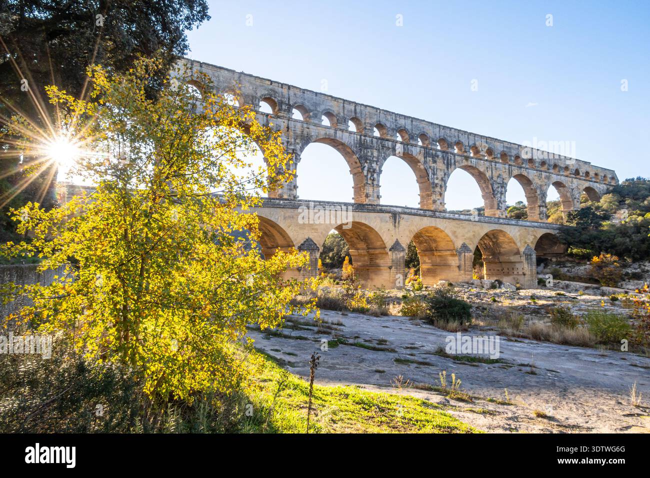 Pont du Gard, antico ponte dell'acquedotto romano a tre livelli a Vers-Pont-du-Gard, Provenza, Francia meridionale. Foto Stock