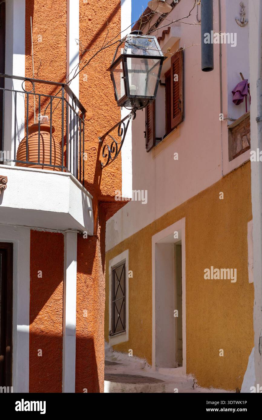 Vicolo stretto e tradizionale con case rustiche colorate a Ioulida, isola di Kea, Cicladi, Grecia. Foto Stock