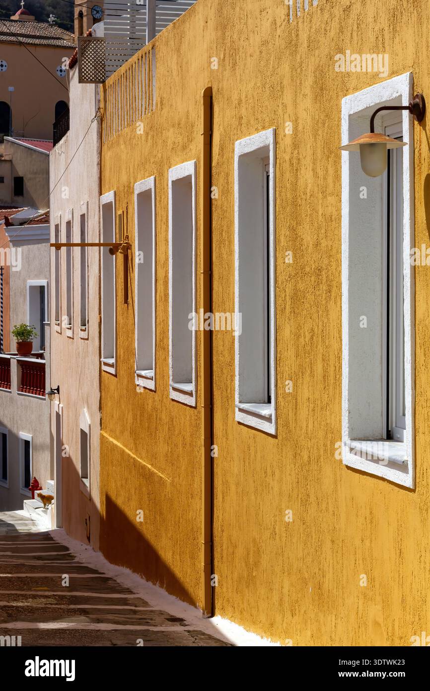 Vicolo stretto e tradizionale con case rustiche colorate a Ioulida, isola di Kea, Cicladi, Grecia. Foto Stock