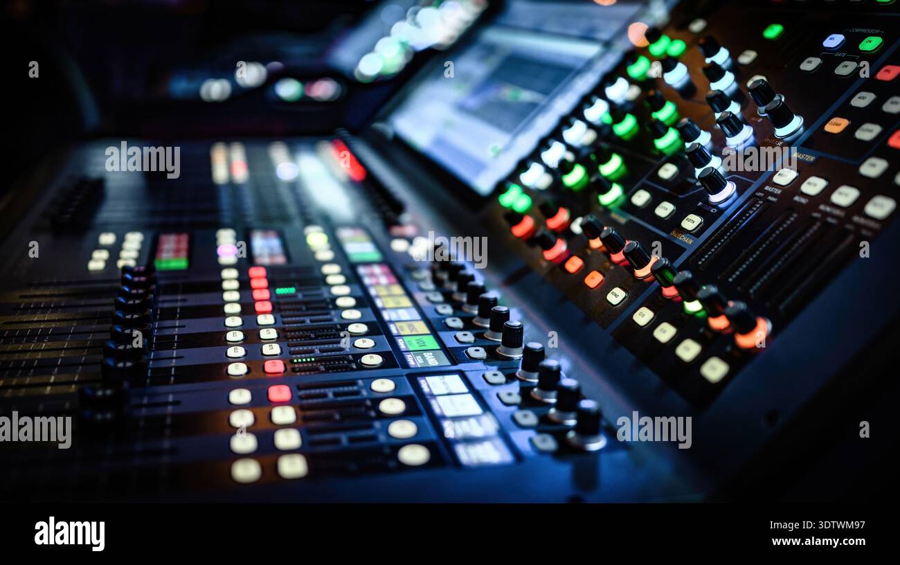 Pannello di controllo di regolazione audio e audio professionale con pulsanti, cursori e display. Mixer di musica digitale per la produzione multimediale di dj e musicisti Foto Stock