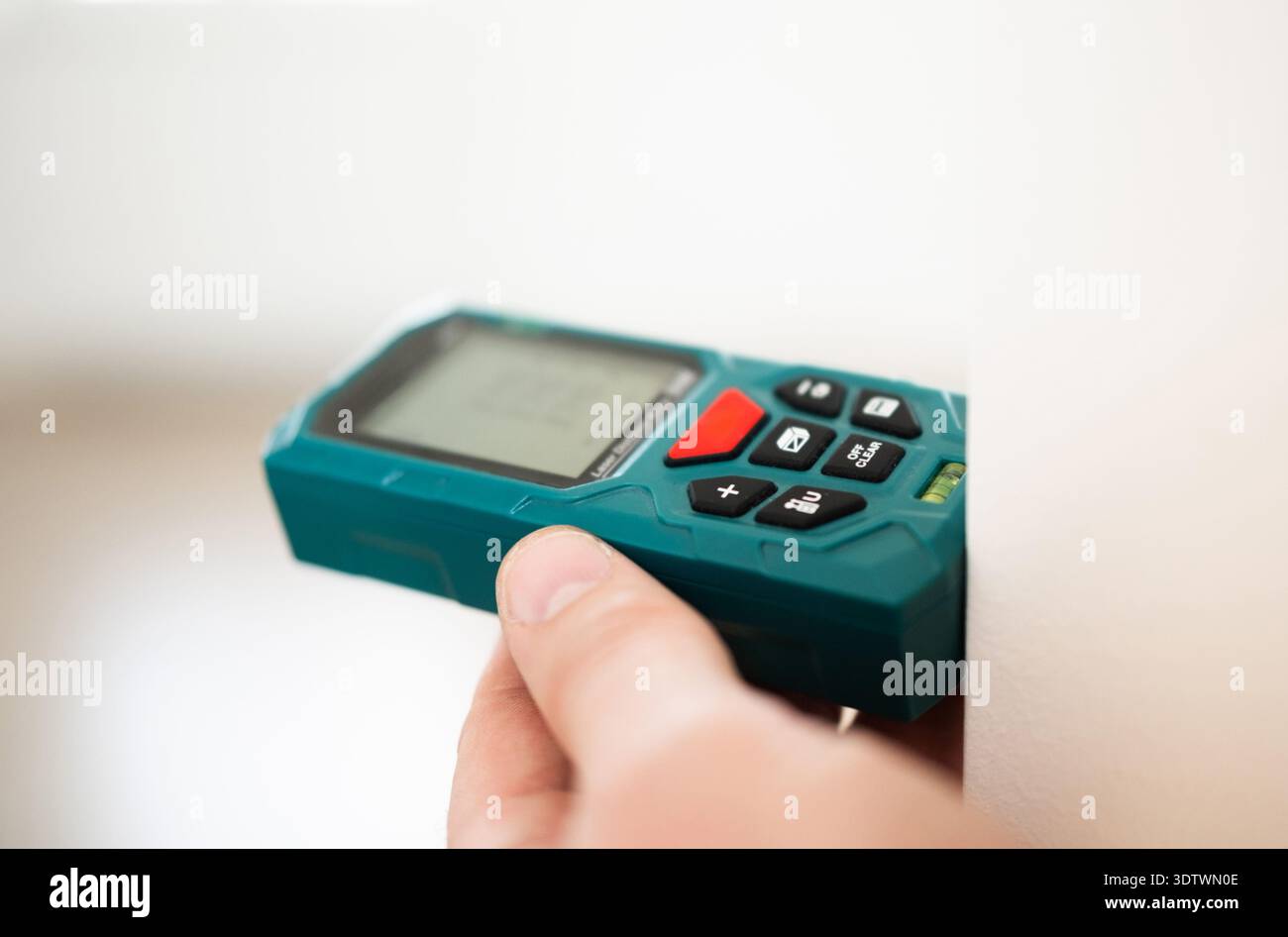Primo piano dello strumento laser Distance Meter in mano Foto Stock