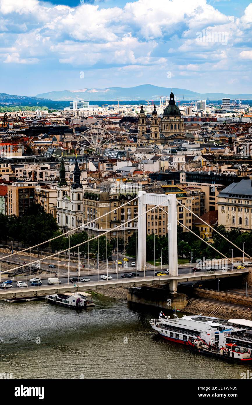 Goditi le viste panoramiche mozzafiato delle principali attrazioni di Budapest lungo il Danubio e scopri le principali attrazioni ungheresi Foto Stock