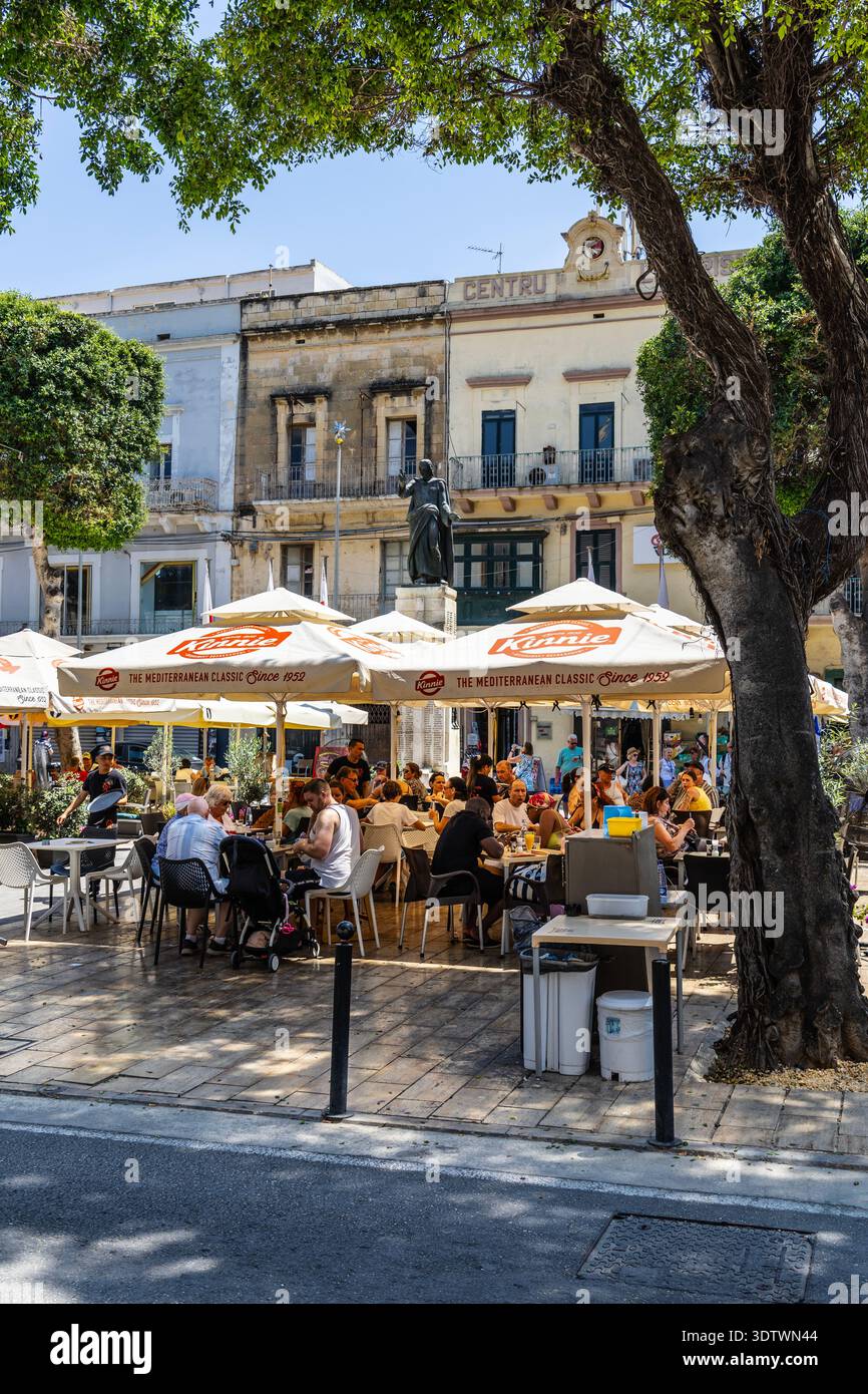 Cena all'aperto presso Independence Square, a Victoria, Gozo, Malta Foto Stock