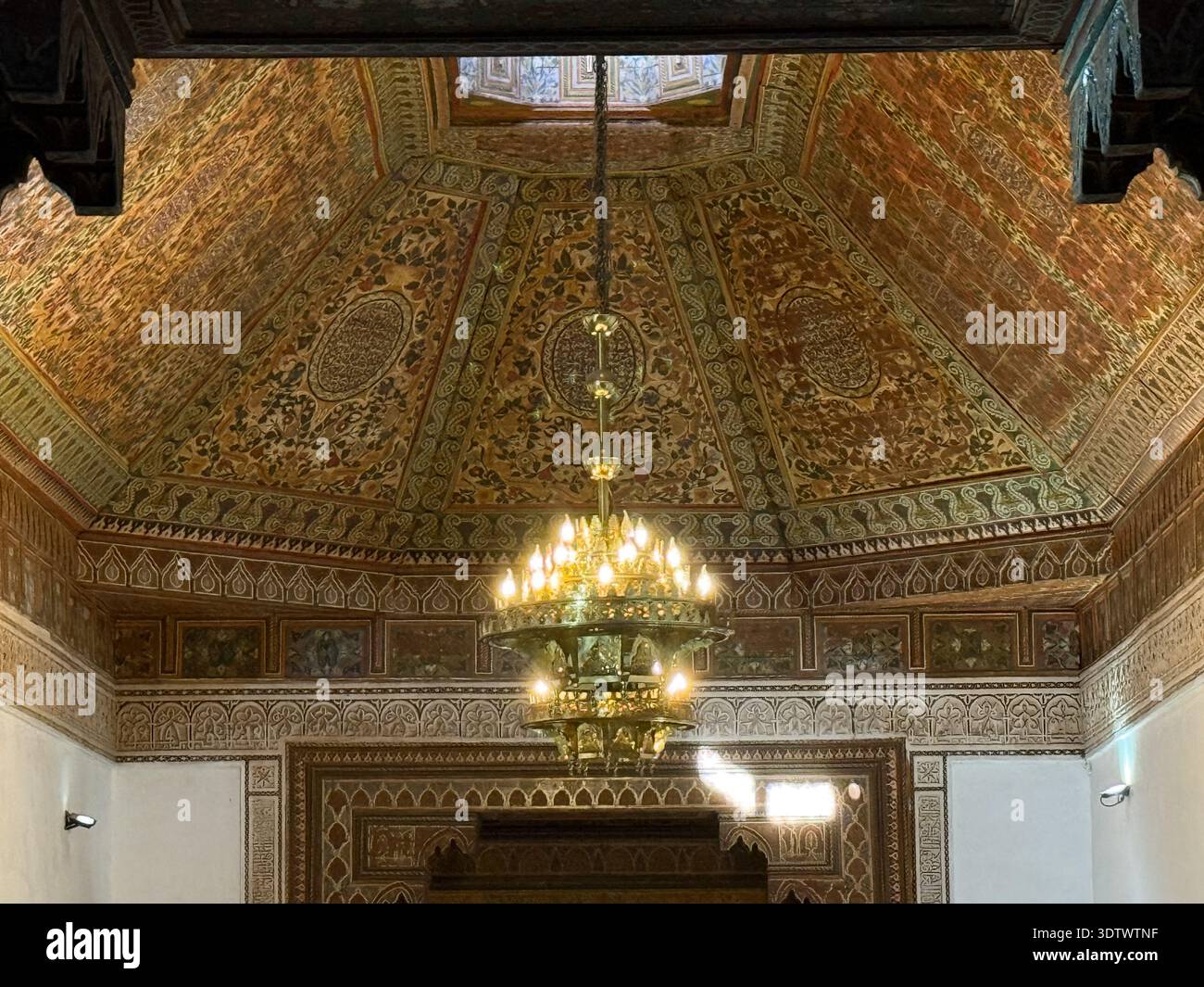 Sala interna del Palazzo Bahia, Marrakech, Marocco, sezione restaurata, febbraio 2026 Foto Stock