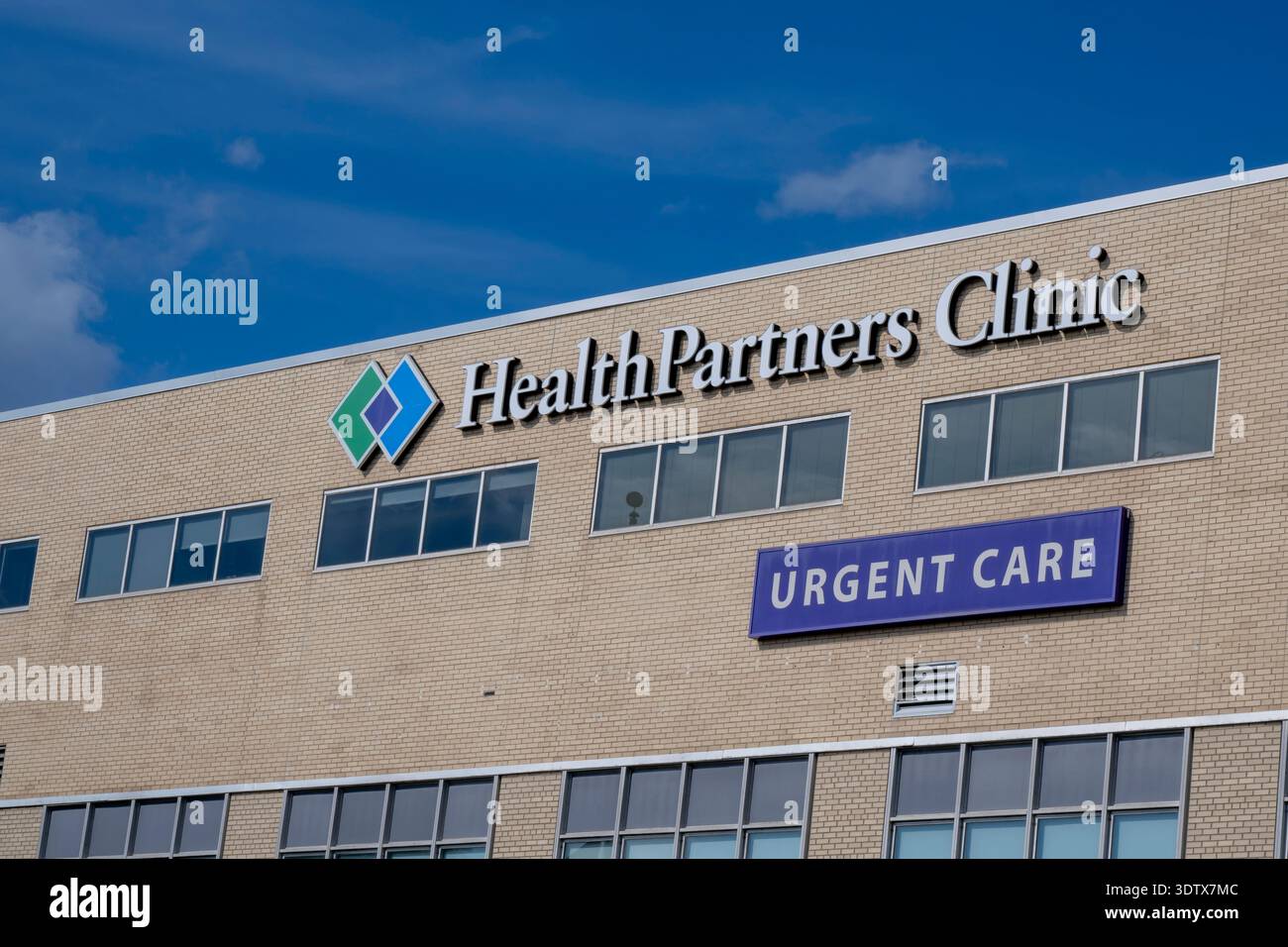 St. Paul, Minnesota. Esterno della clinica HealthPartners con cure urgenti. Foto Stock