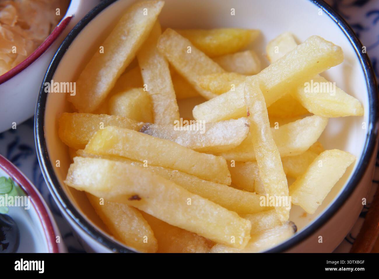Patatine fritte servite in una ciotola in una tavola calda Foto Stock
