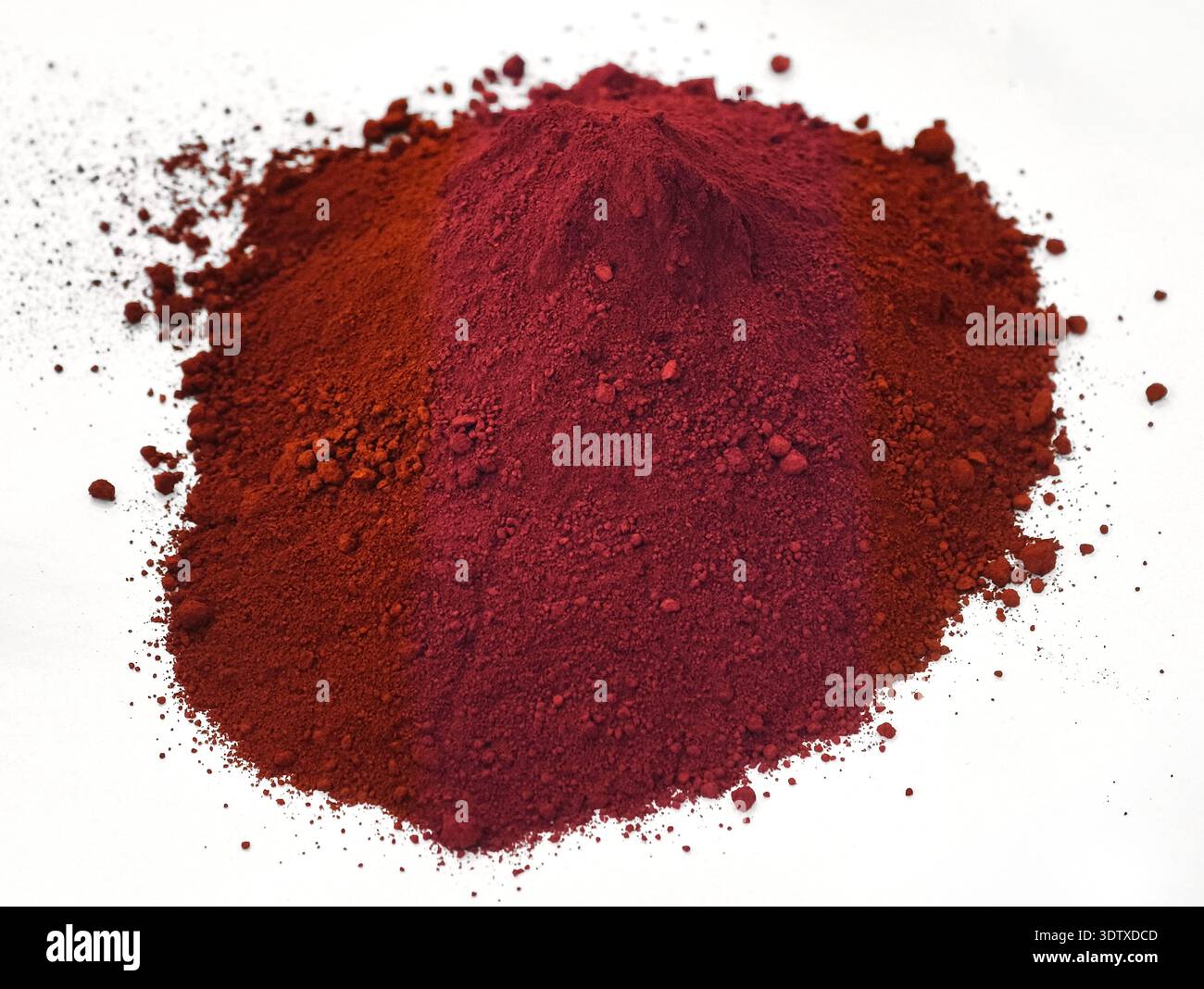 Polvere di pigmento rosso brillante che mostra una ricca texture cromatica ideale per rivestimenti artistici e progetti creativi in diverse applicazioni Foto Stock