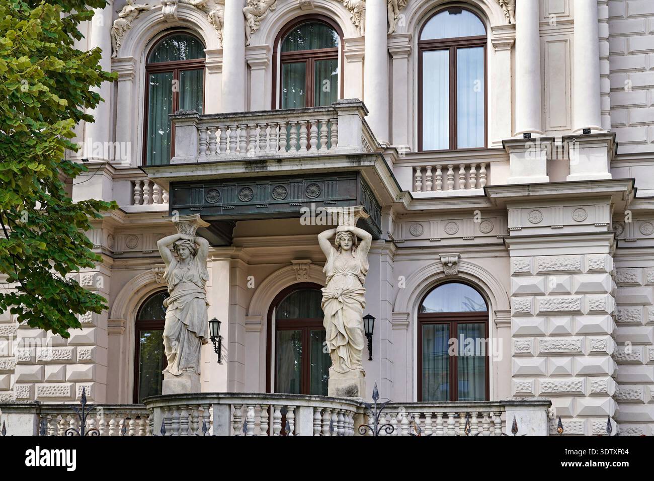 Villa neoclassica con statuti cariatidi, una figura femminile scolpita che funge da supporto architettonico Foto Stock