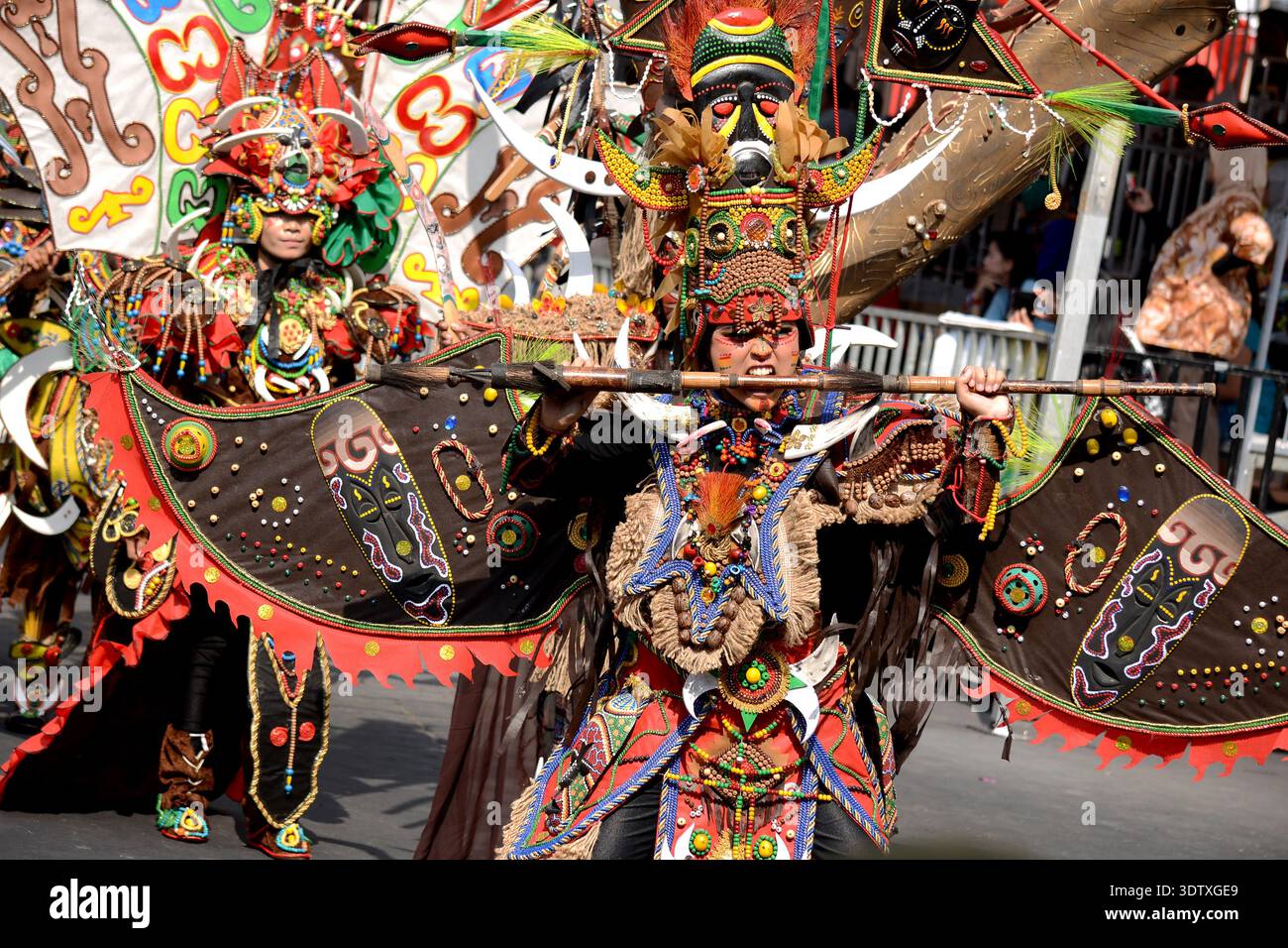 Fusione artistica di tradizione e moda moderna al Jember Fashion Carnaval 2015. Foto Stock
