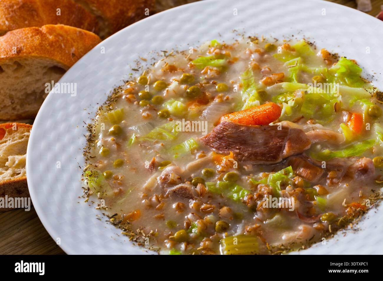 Zuppa scozzese con agnello, verdure di radice, legumi e orzo Foto Stock