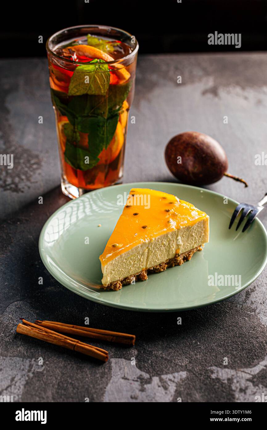 Cheesecake al frutto della passione con tè freddo Foto Stock