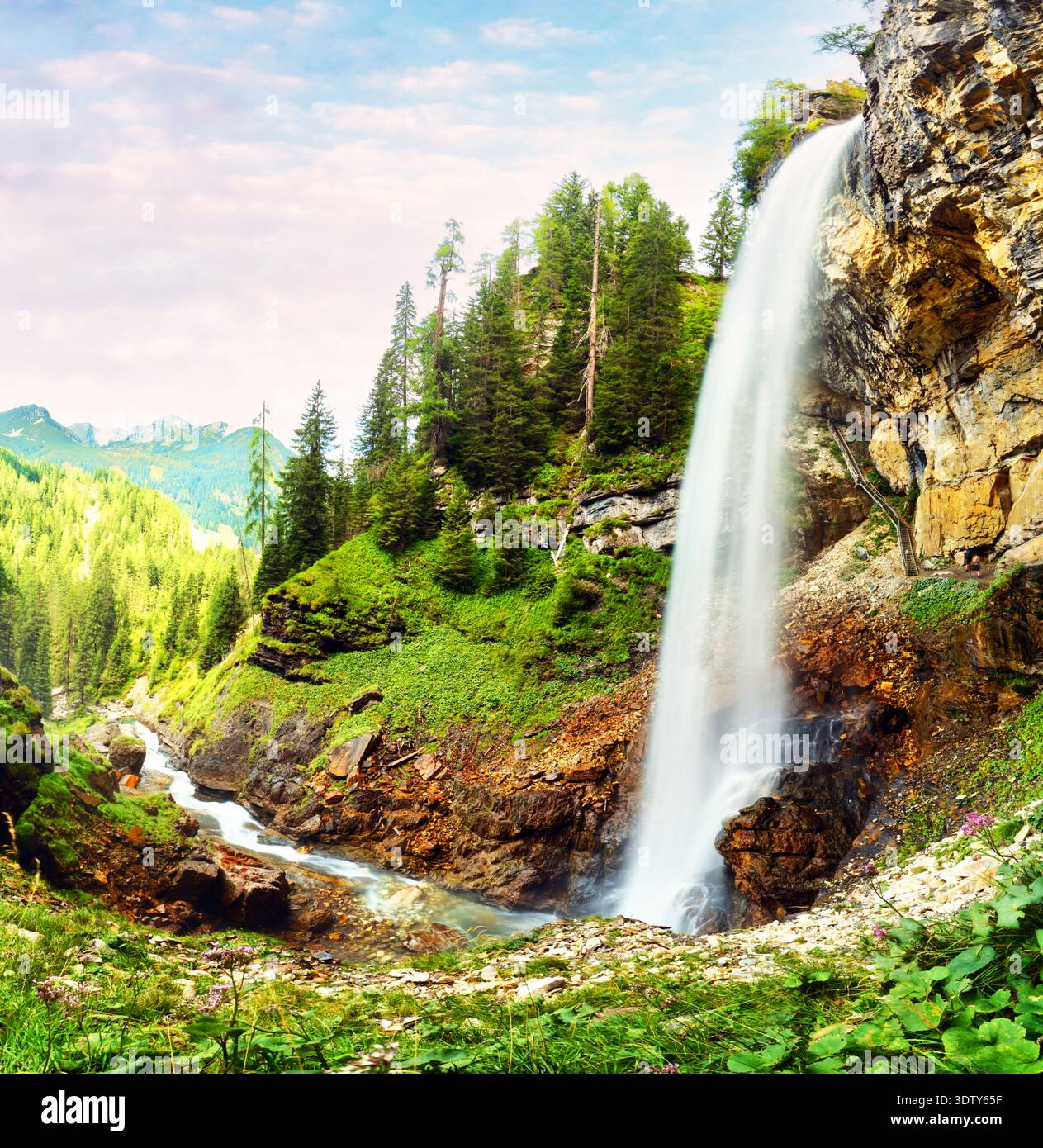 Cascata di Johannes (Johanneswasserfall) a Obertauern. Ha un sentiero turistico sotto la cascata. Punto di riferimento naturale dei monti Tauern in Austria Foto Stock