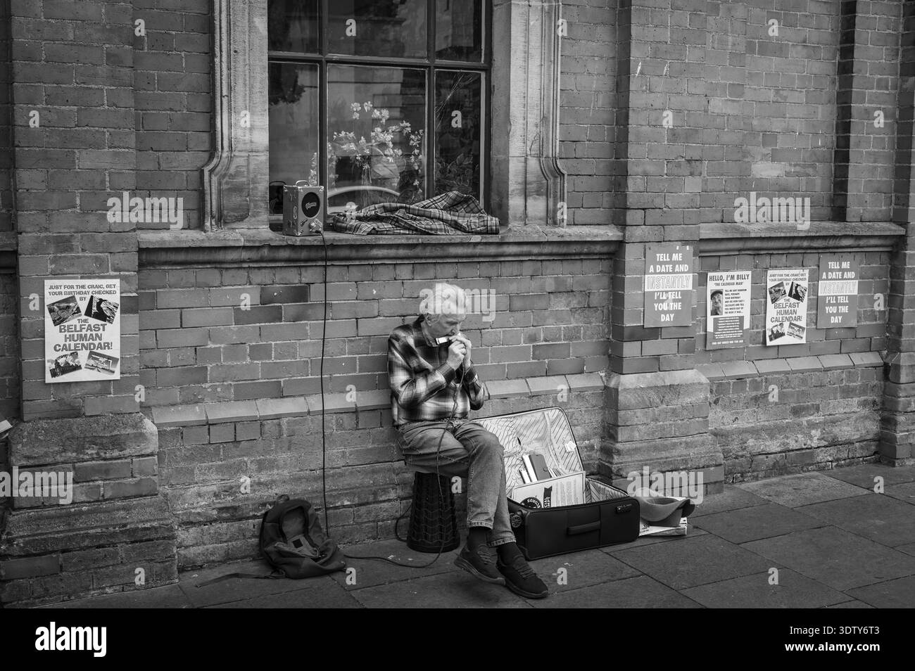 Un intrattenitore di strada fuori dal St Georges Market, Belfast Irlanda del Nord, Regno Unito. Immagine in bianco e nero. Foto Stock