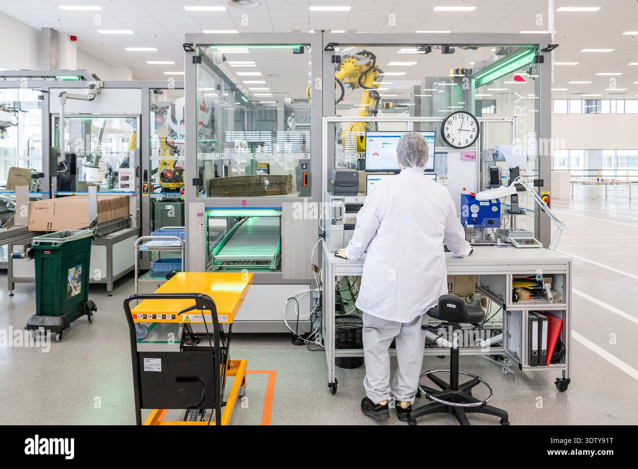 Sainte-Savine (Francia nord-orientale), 4 febbraio 2025: Il nuovo sito di produzione Clarins. Il sito è stato progettato per produrre 100 milioni di unità per anno Foto Stock