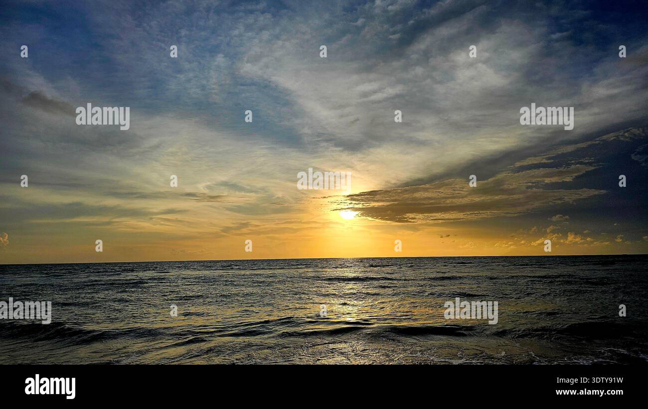 Golden Sunset sull'Ocean Horizon Foto Stock