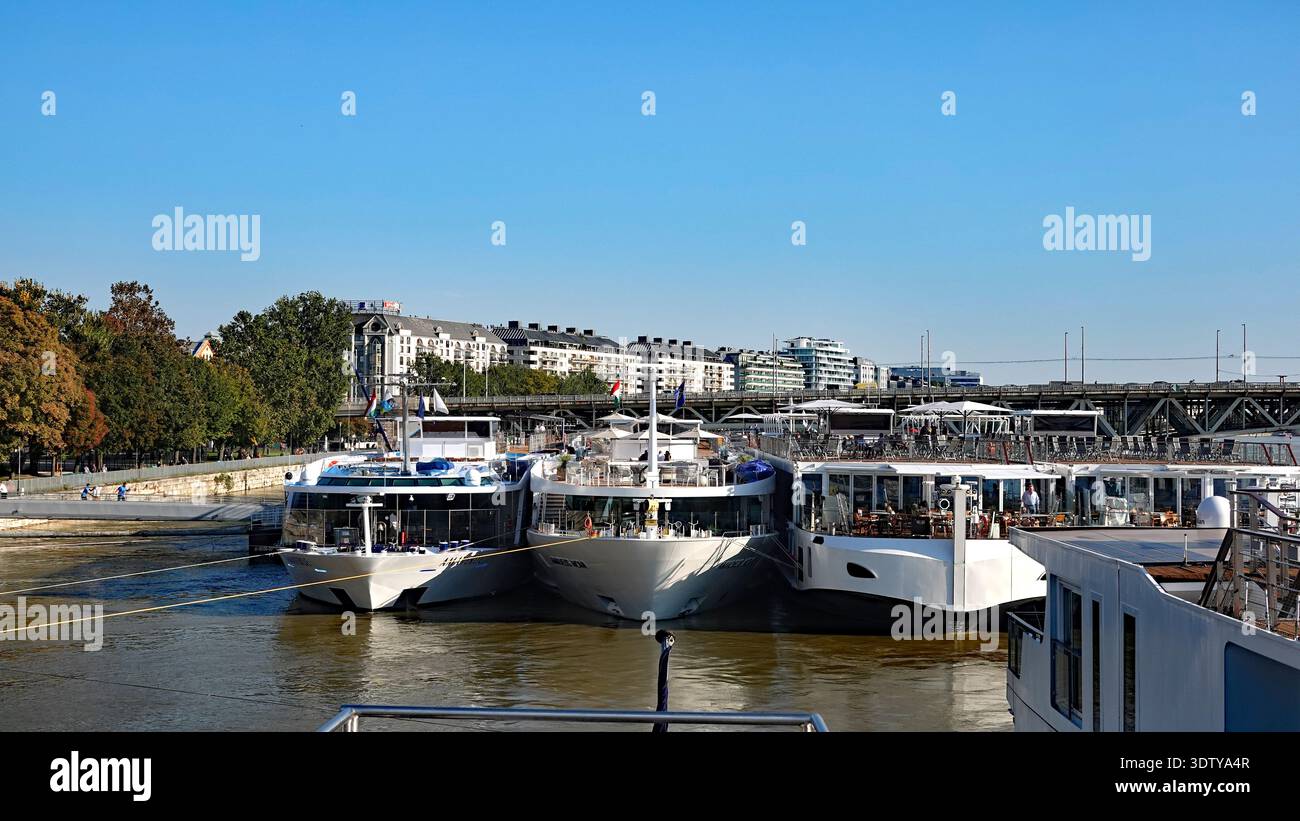 Ungheria, Budapest: Barche turistiche sul Danubio. Crociere Foto Stock