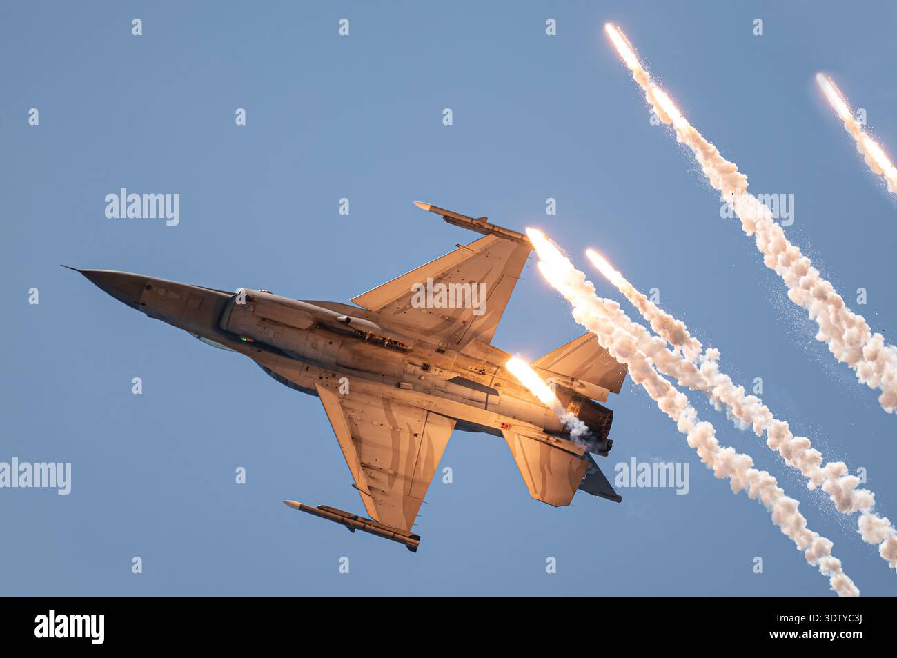 Getti da combattimento in azione. General Dynamics F-16 Fighting Falcon – velivolo multiruolo. Foto Stock