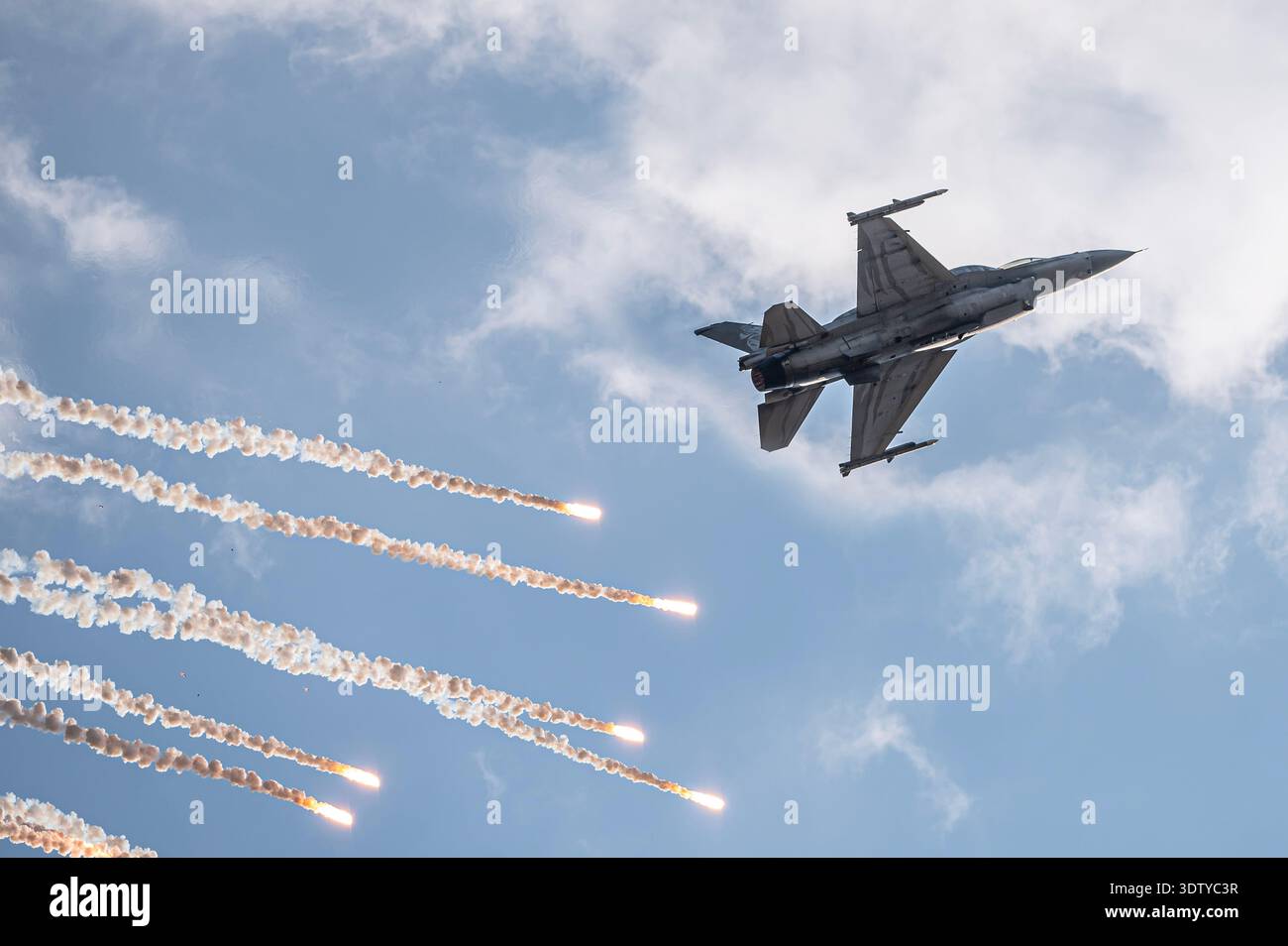 Getti da combattimento in azione. General Dynamics F-16 Fighting Falcon – velivolo multiruolo. Foto Stock