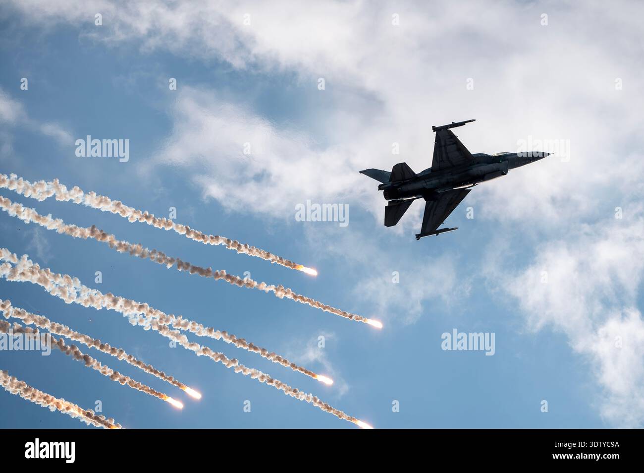 Getti da combattimento in azione. General Dynamics F-16 Fighting Falcon – velivolo multiruolo. Foto Stock