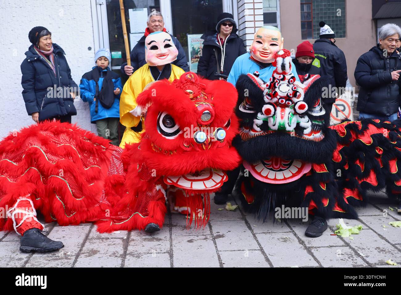 Festa del cavallo del fuoco del capodanno cinese a Montreal la comunità di immigrati cinesi a Montreal esegue la danza del leone e la benedizione delle aziende situate a Chinatown durante la fine delle celebrazioni per l'arrivo del Capodanno cinese 2026 corrispondente a Fire Horse. Il 22 febbraio 2026 a Montreal, Canada. Montreal Quebec Canada Copyright: XHoracioxZamorax Foto Stock