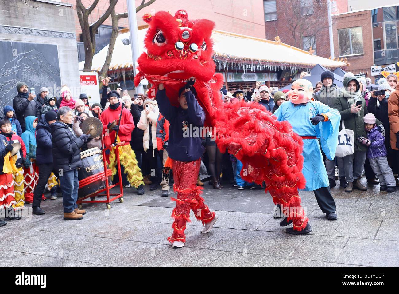 Festa del cavallo del fuoco del capodanno cinese a Montreal la comunità di immigrati cinesi a Montreal esegue la danza del leone e la benedizione delle aziende situate a Chinatown durante la fine delle celebrazioni per l'arrivo del Capodanno cinese 2026 corrispondente a Fire Horse. Il 22 febbraio 2026 a Montreal, Canada. Montreal Quebec Canada Copyright: XHoracioxZamorax Foto Stock