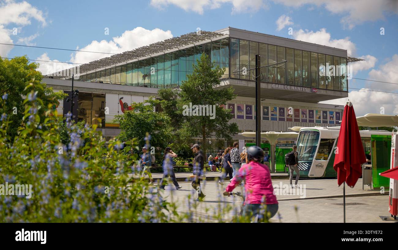 Nantes (Francia nord-occidentale): Atmosfera intorno alla stazione ferroviaria. Pedoni, ciclisti e tram di fronte alla stazione Foto Stock