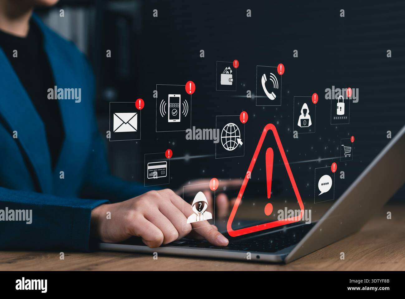 Avviso di truffa online e concetto di sicurezza informatica. Persona che utilizza un computer portatile e un telefono con simbolo di avvertimento rosso e icone di minacce alla sicurezza, truffe online, cybercrim Foto Stock