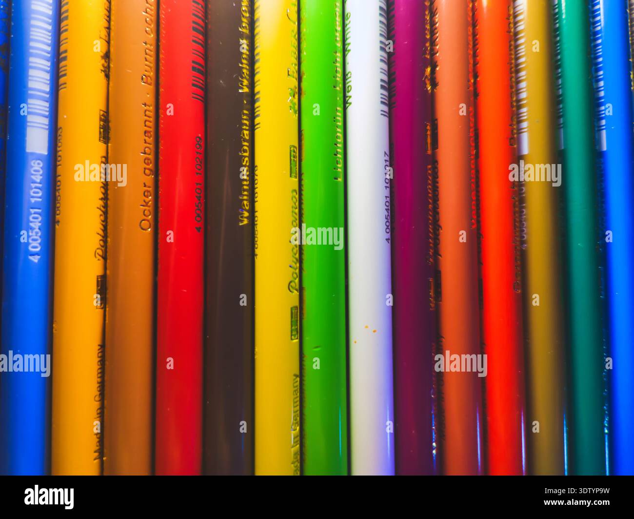 Una fila perfettamente allineata di matite professionali. Questa foto macro ad alta risoluzione cattura un arcobaleno vibrante di pigmenti, ideale per la creatività Foto Stock
