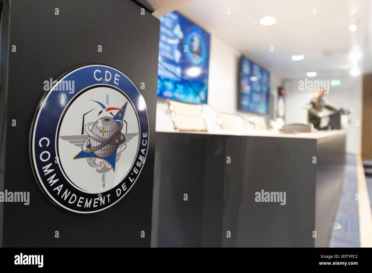 Insegna Commandemant de l espace (comando spaziale) con l'ufficiale che parla sullo sfondo alla base aerea 101 a Tolosa nel dipartimento dell'alta Garonna Foto Stock