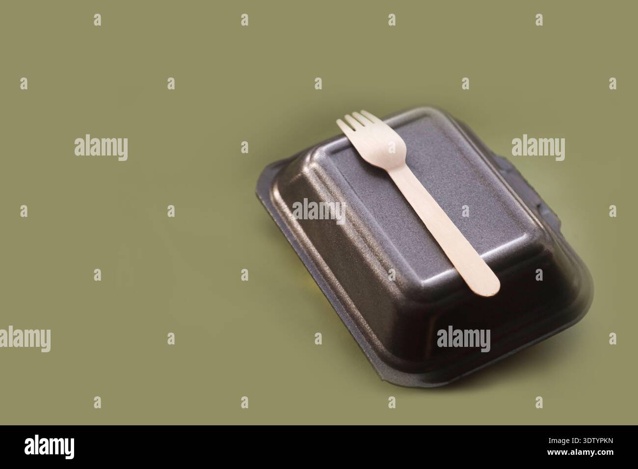 Contenitore per alimenti biodegradabile con posate in legno su fondo di oliva, zero rifiuti e tema stile di vita ecologico Foto Stock