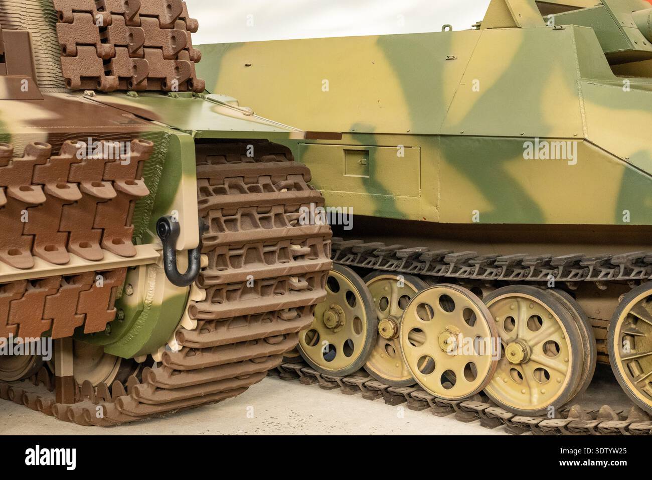 Dettaglio della pista militare del carro armato primo piano meccanismo della ruota del veicolo blindato struttura mimetica Foto Stock