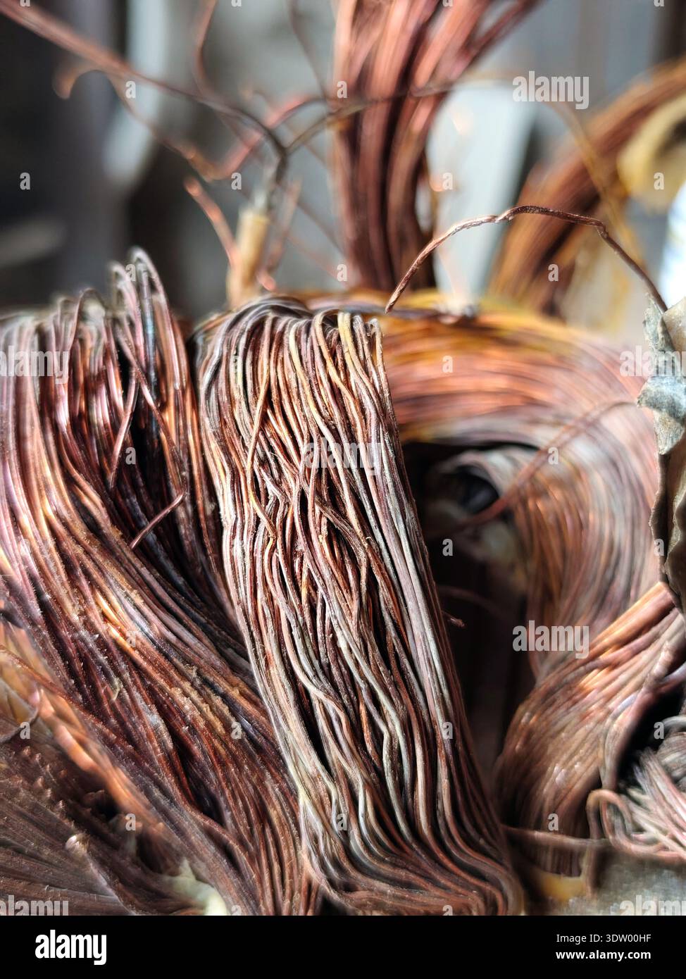Primo piano di trefoli di filo di rame all'interno di una bobina del motore elettrico, che mostra la struttura metallica invecchiata e i dettagli intricati dell'avvolgimento. Foto Stock