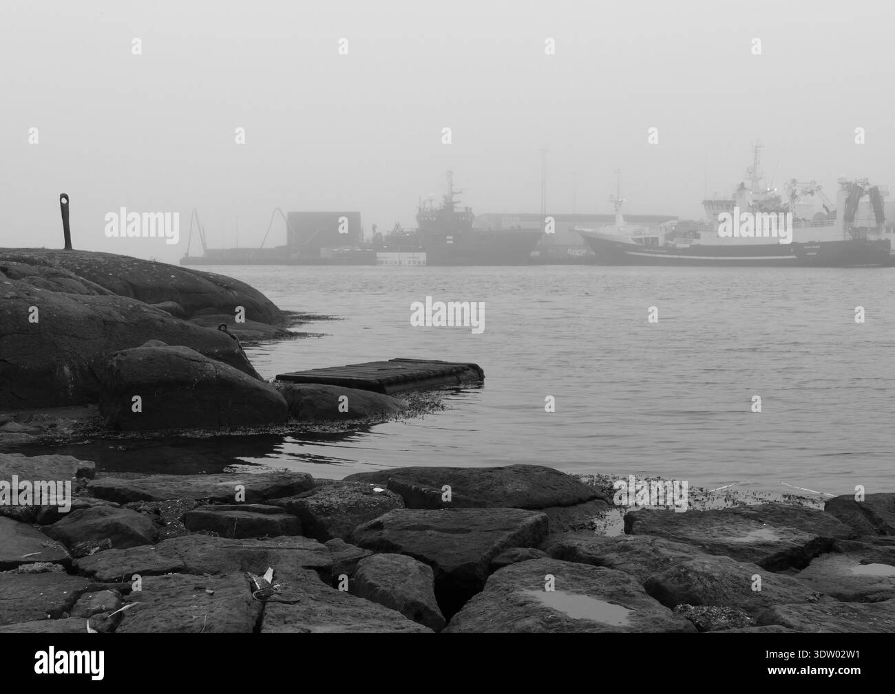 Costa del porto di Foggy con navi a Torshavn, Isole Faroe Foto Stock