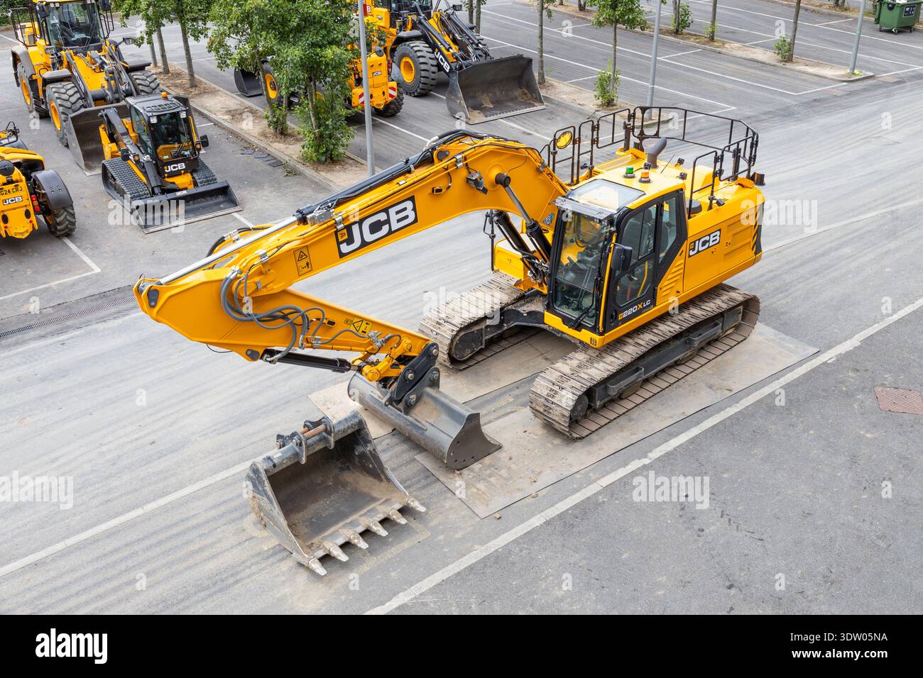 Escavatore cingolato JCB 220X LC pronto per lavori di costruzione pesanti. Londra, Regno Unito, 14 luglio 2024 Foto Stock
