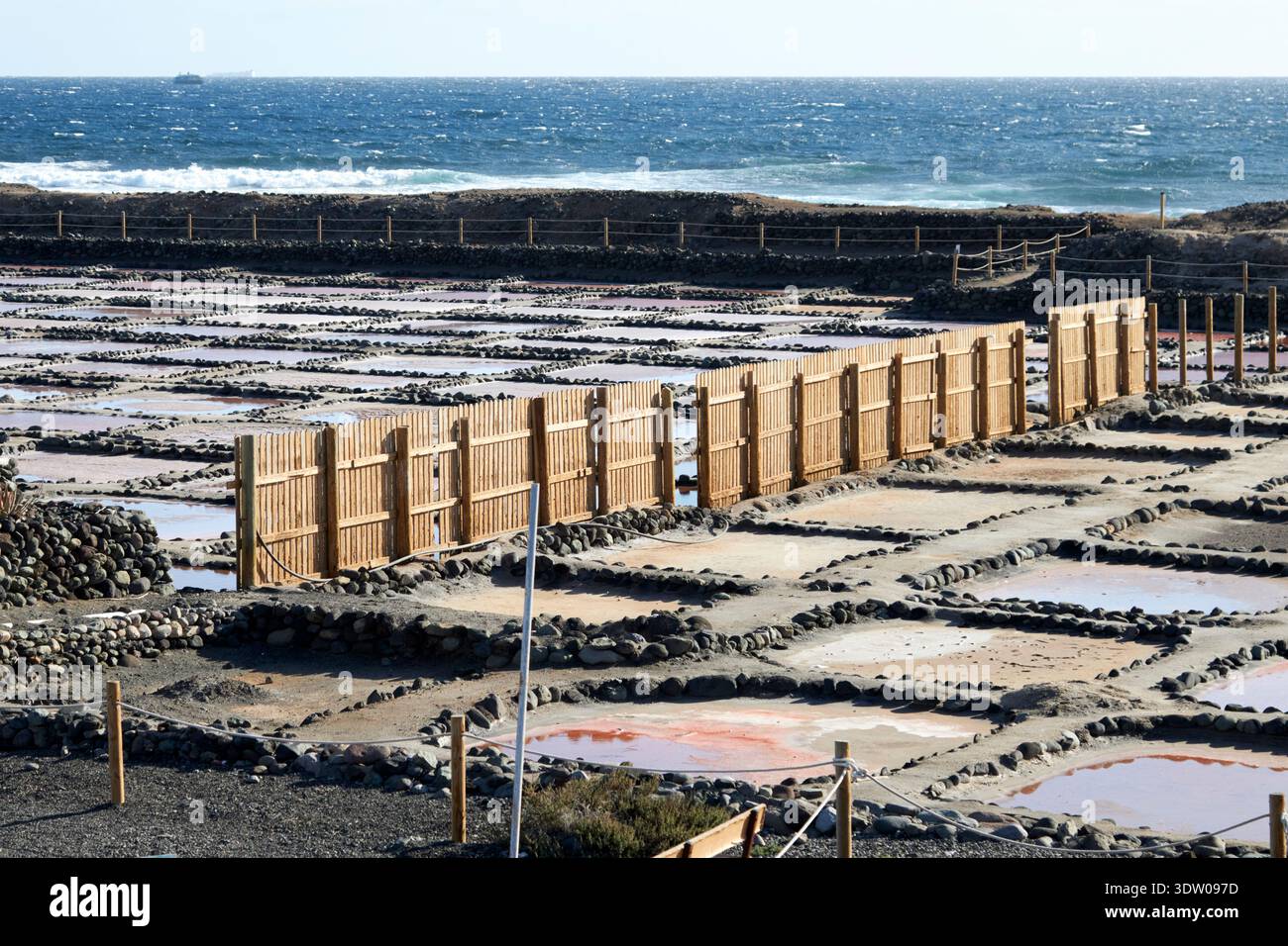 piscine di evaporazione di acqua salata rosa che producono soluzione salina concentrata salinas de tenefe gran canaria, isole canarie, spagna Foto Stock