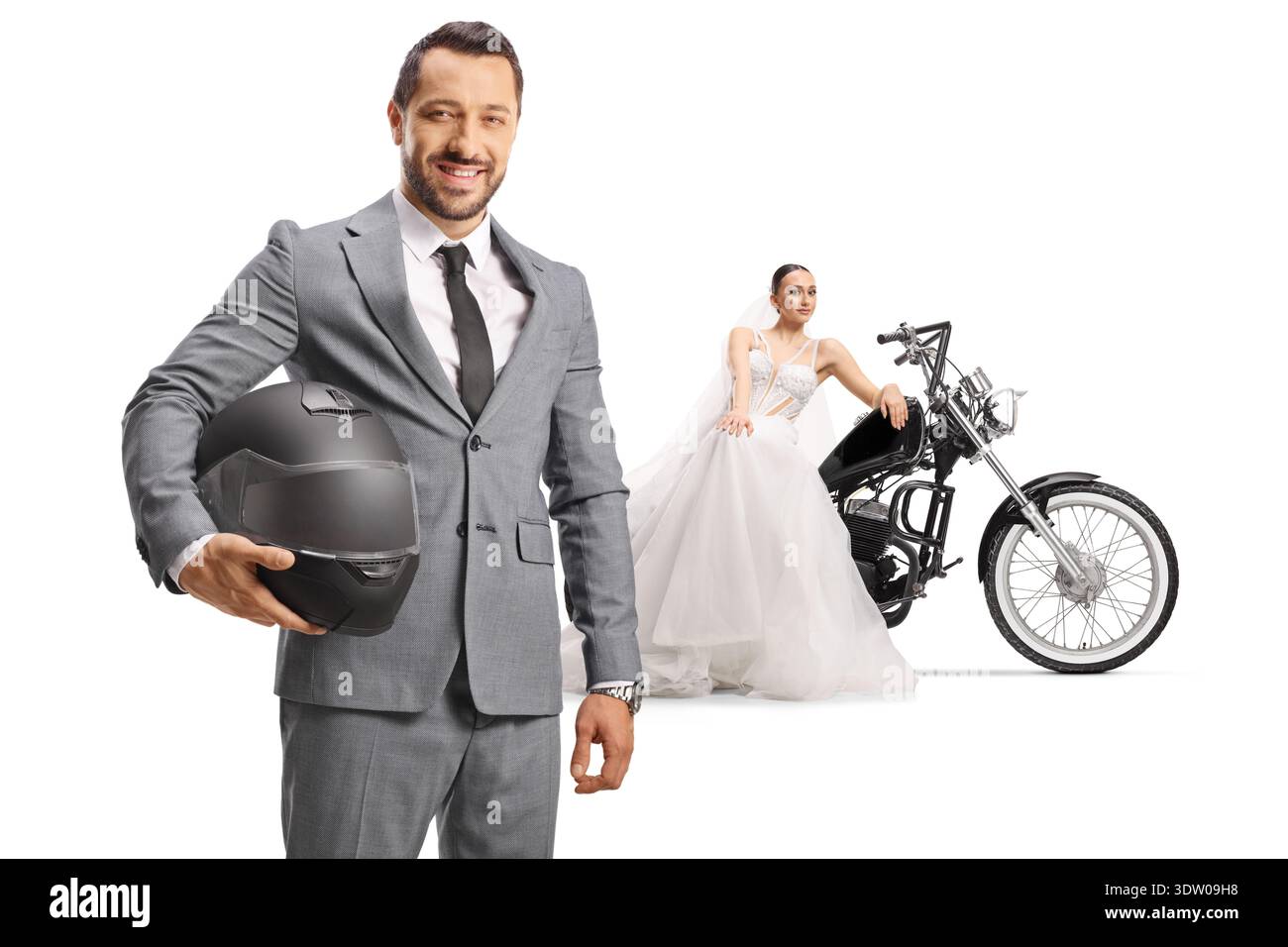 Sposo che regge un casco da moto e posa con una sposa e un elicottero isolati su sfondo bianco Foto Stock