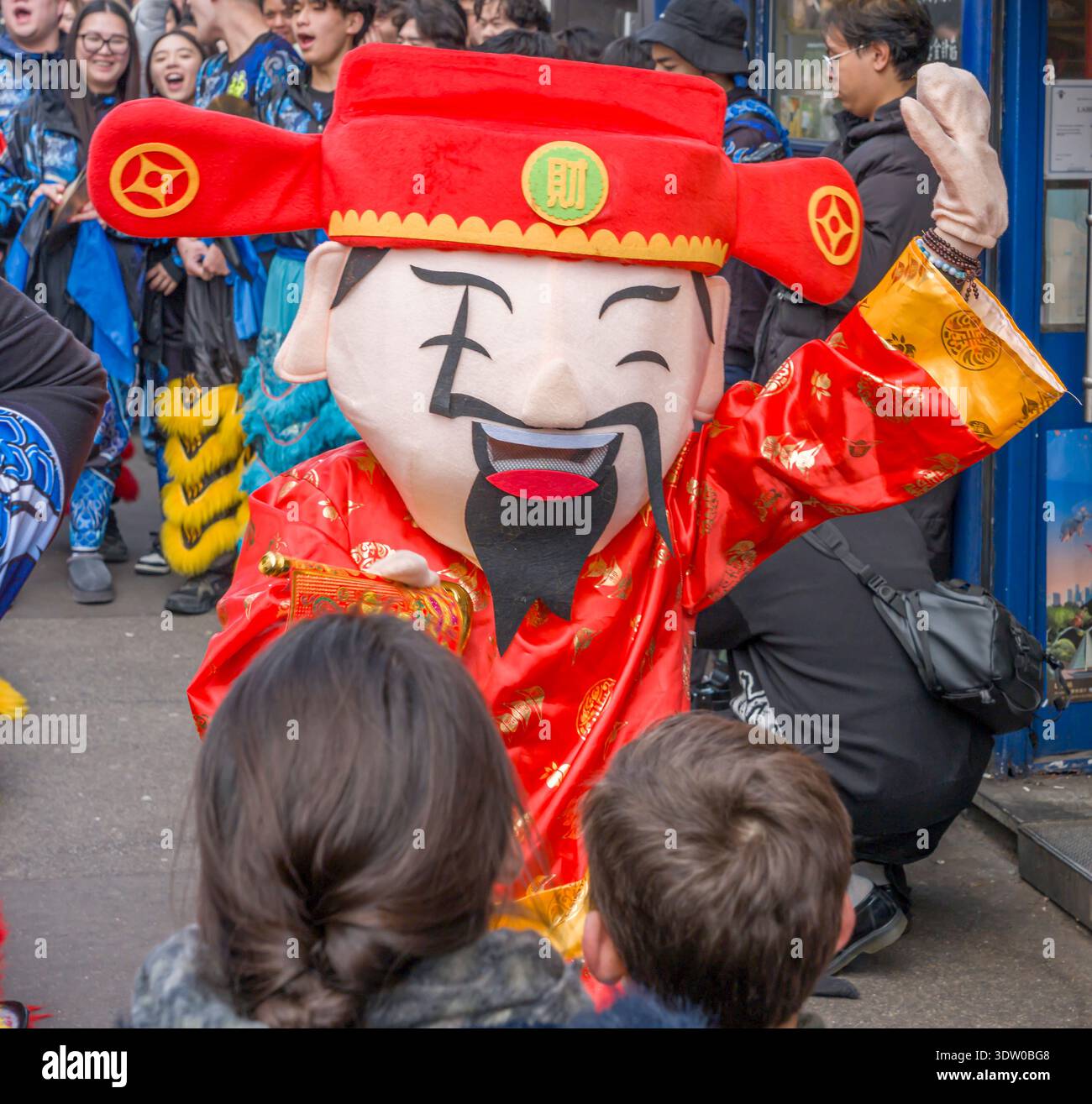 Parigi, Francia - 02 21 2022: Capodanno cinese, Fire Horse. Festeggiamenti per l'anno del Drago con danza tradizionale nel quartiere Aubervilliers Foto Stock
