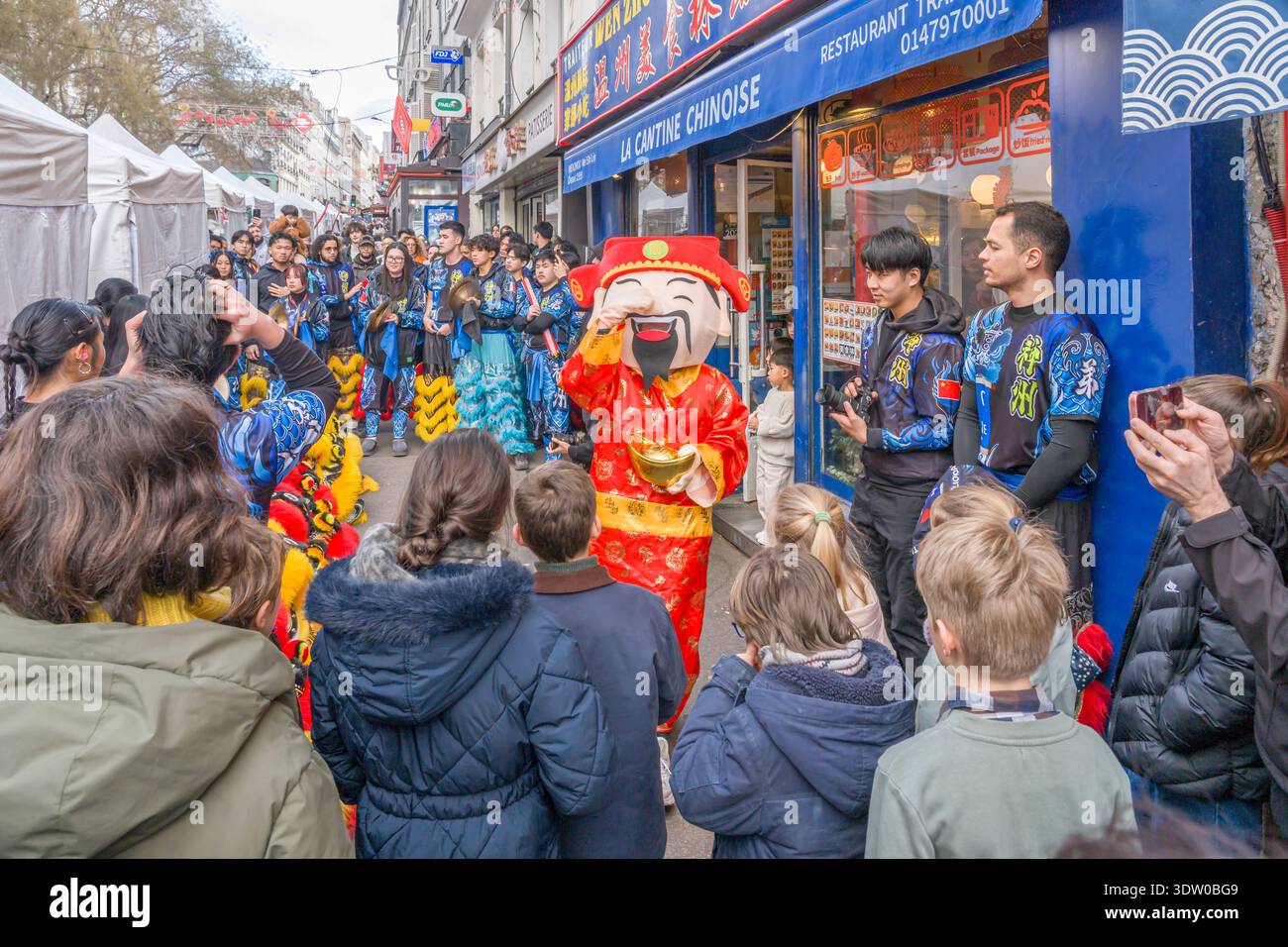 Parigi, Francia - 02 21 2022: Capodanno cinese, Fire Horse. Festeggiamenti per l'anno del Drago con danza tradizionale nel quartiere Aubervilliers Foto Stock