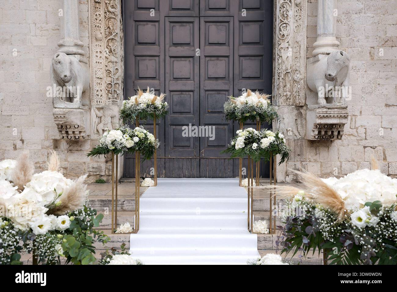Fiori all'ingresso di una chiesa Foto Stock