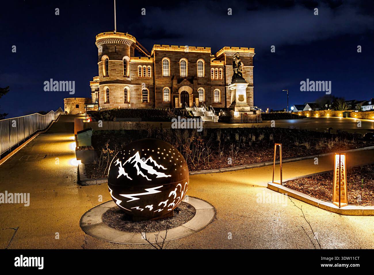 Scultura di montagna a globo di fronte al castello di notte, Inverness, Scozia, Regno Unito Foto Stock