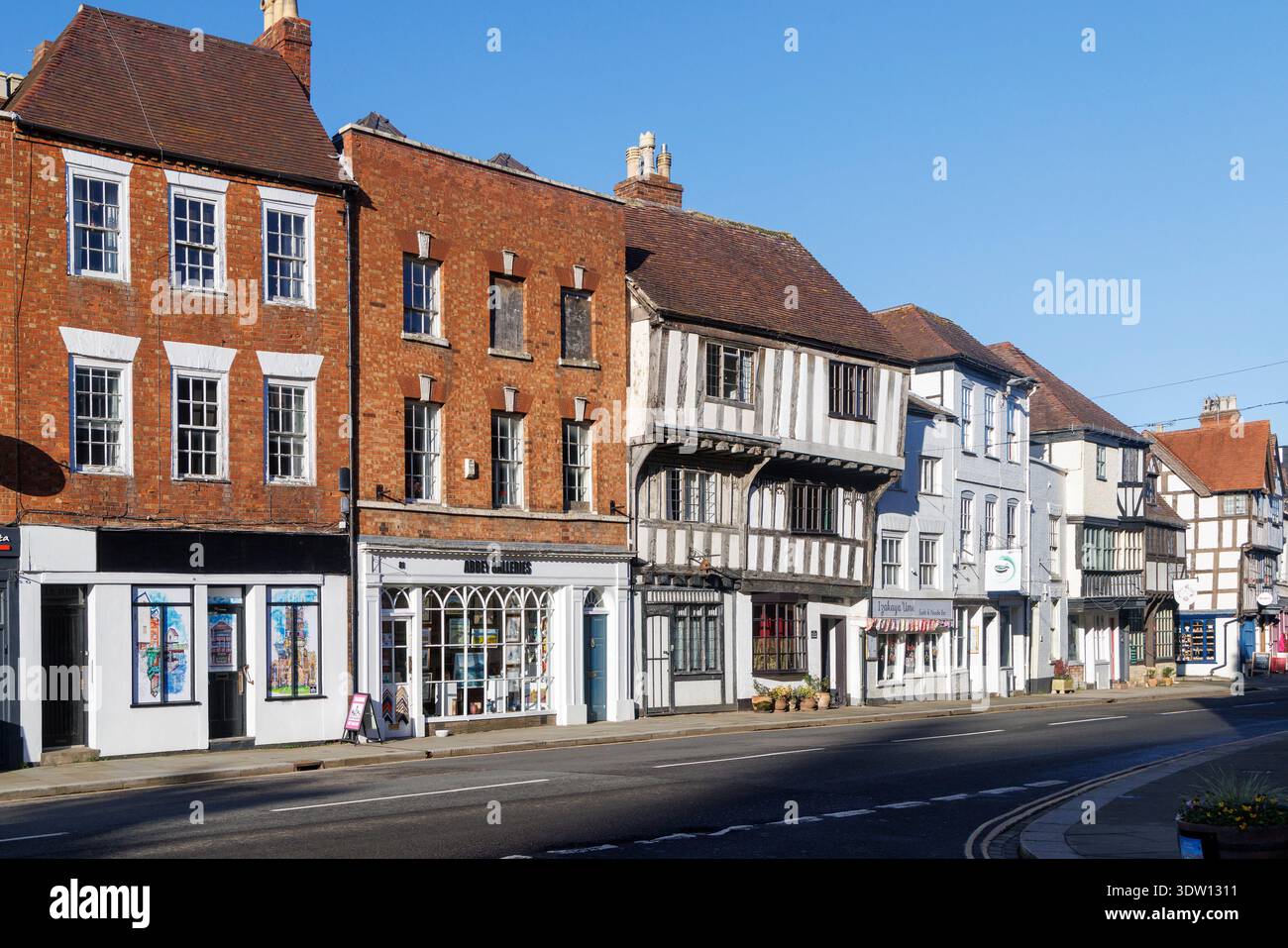 Strada con edifici in legno bianco e nero, Tewkesbury, Gloucestershire, Inghilterra, Regno Unito Foto Stock