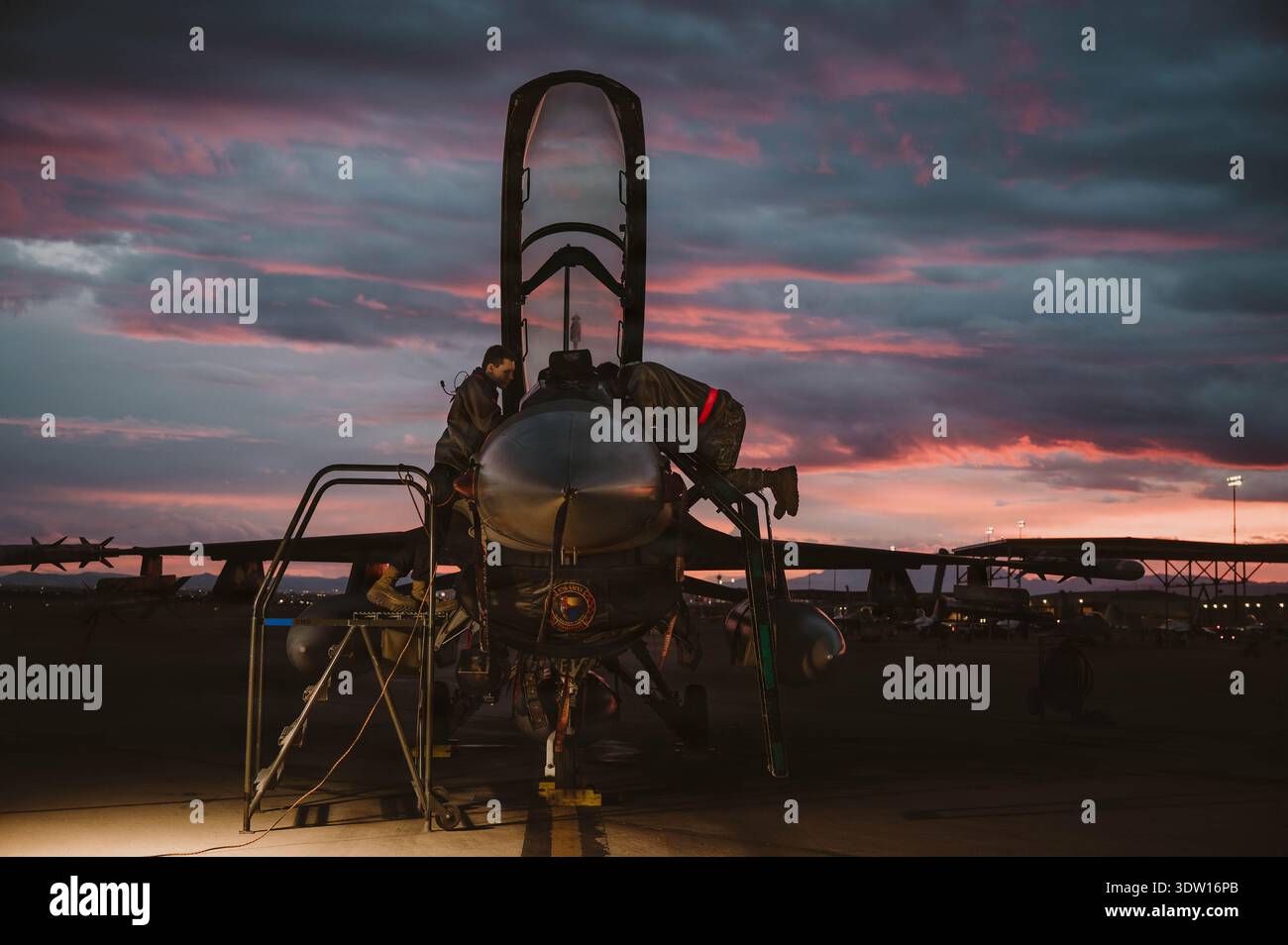 Gli aviatori della U.S. Air Force assegnati al 857th Aircraft Maintenance Squadron eseguono la manutenzione di un F-16C Fighting Falcon, assegnato al 64th Aggres Foto Stock
