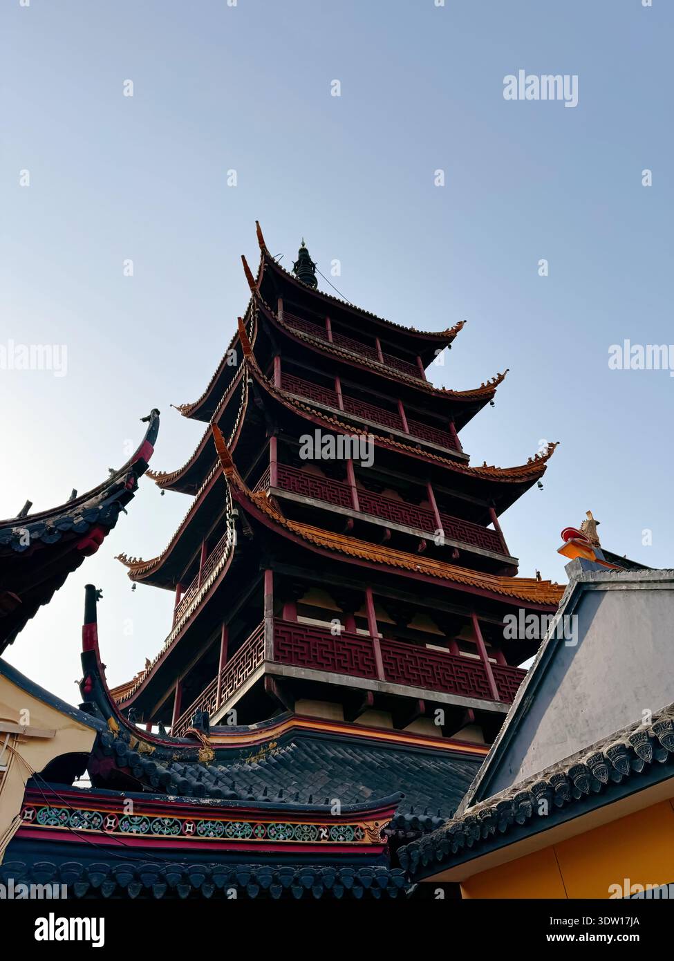 Pagoda tradizionale a più livelli al Tempio di Guangjiao, montagna di Langshan, Nantong, Cina. Presenta balaustre rosse e classica architettura Cinese. - Immagine stock catturata con smartphone