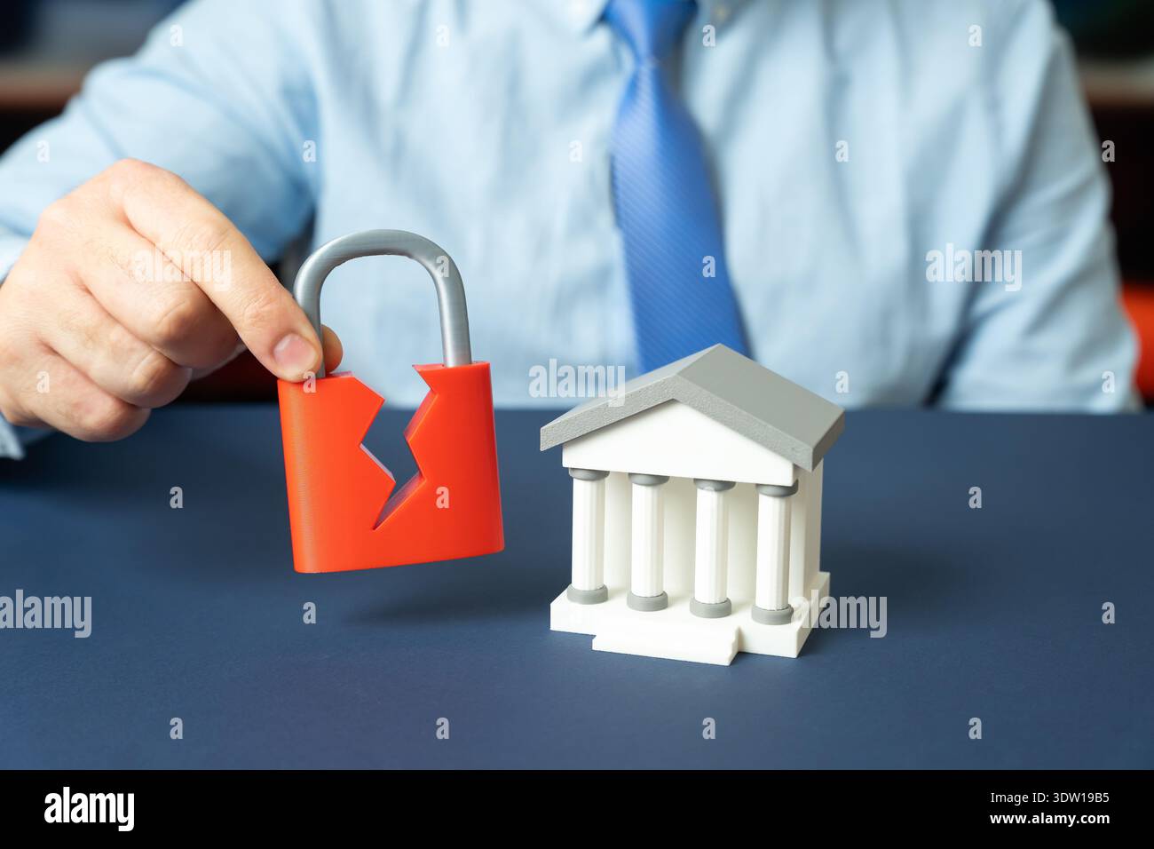 Una banca e un blocco di sicurezza rotto. Violazione della sicurezza e minaccia di hacking. Vulnerabilità del sistema bancario e gestione del rischio di attacchi informatici Foto Stock