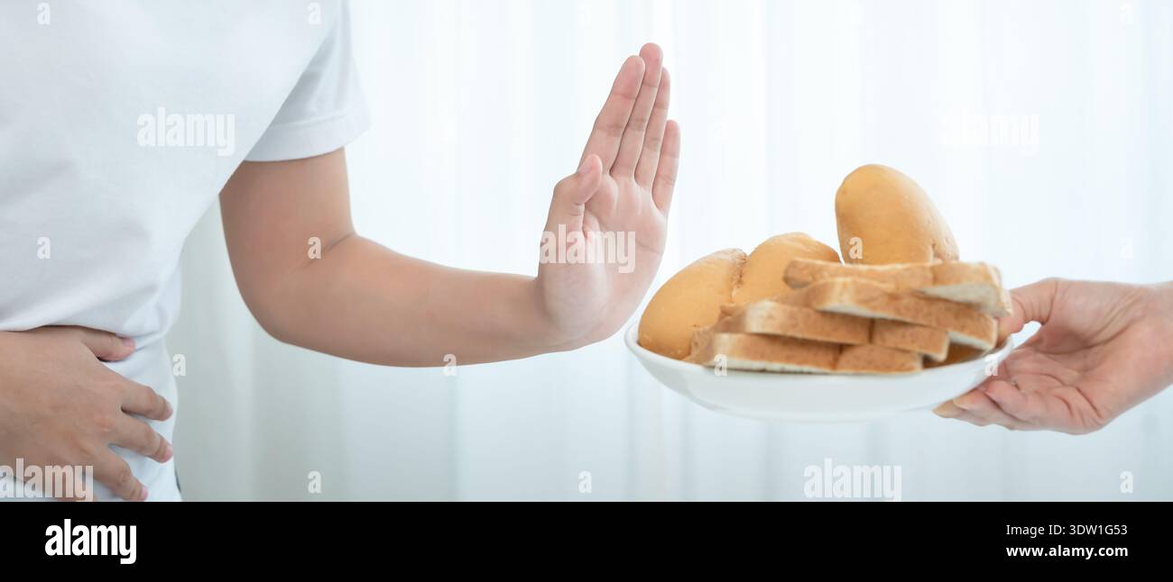 Allergia al grano, allergia al glutine, le donne si rifiutano di mangiare il pane, bocca gonfia, occhi gonfi, eruzione cutanea prurito, orticaria, naso chiuso, respirazione difficile, prurito agli occhi Foto Stock