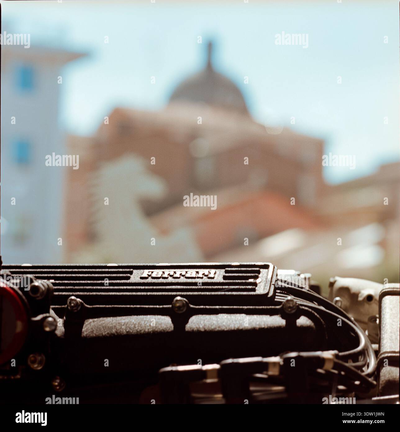 Coperchio camma motore Ferrari con logo Cavallo Rampante, con la cupola di una chiesa di Modena visibile sullo sfondo, Museo Enzo Ferrari, Italia Foto Stock