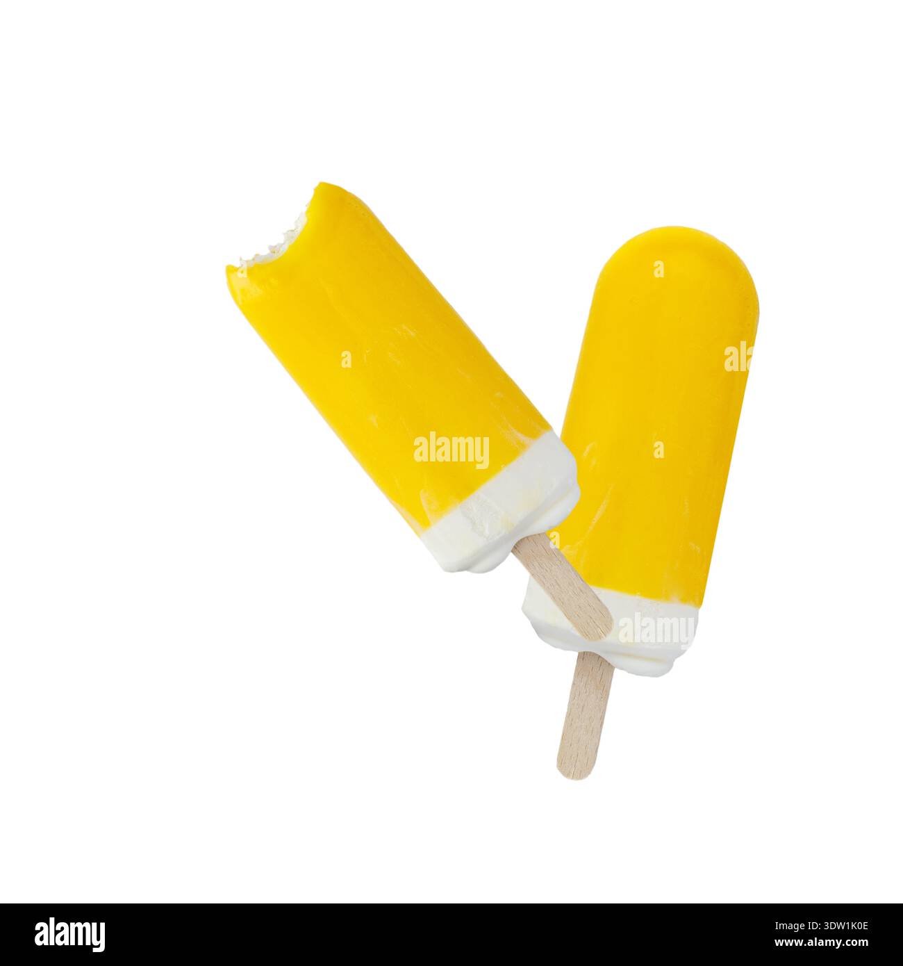 Due gustosi gelati gialli, di papaveri interi e morsi che volano isolati su sfondo bianco. Dolce estivo freddo al limone, all'ananas o alla frutta di mango. Foto Stock