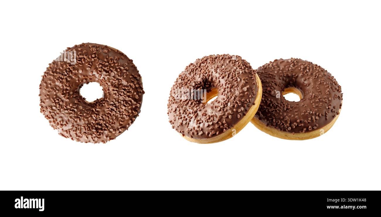Ciambella glassata al cioccolato fondente con briciole e creme piene di volo. Tre ciambelle dolci in primo piano isolate su sfondo bianco. Foto Stock
